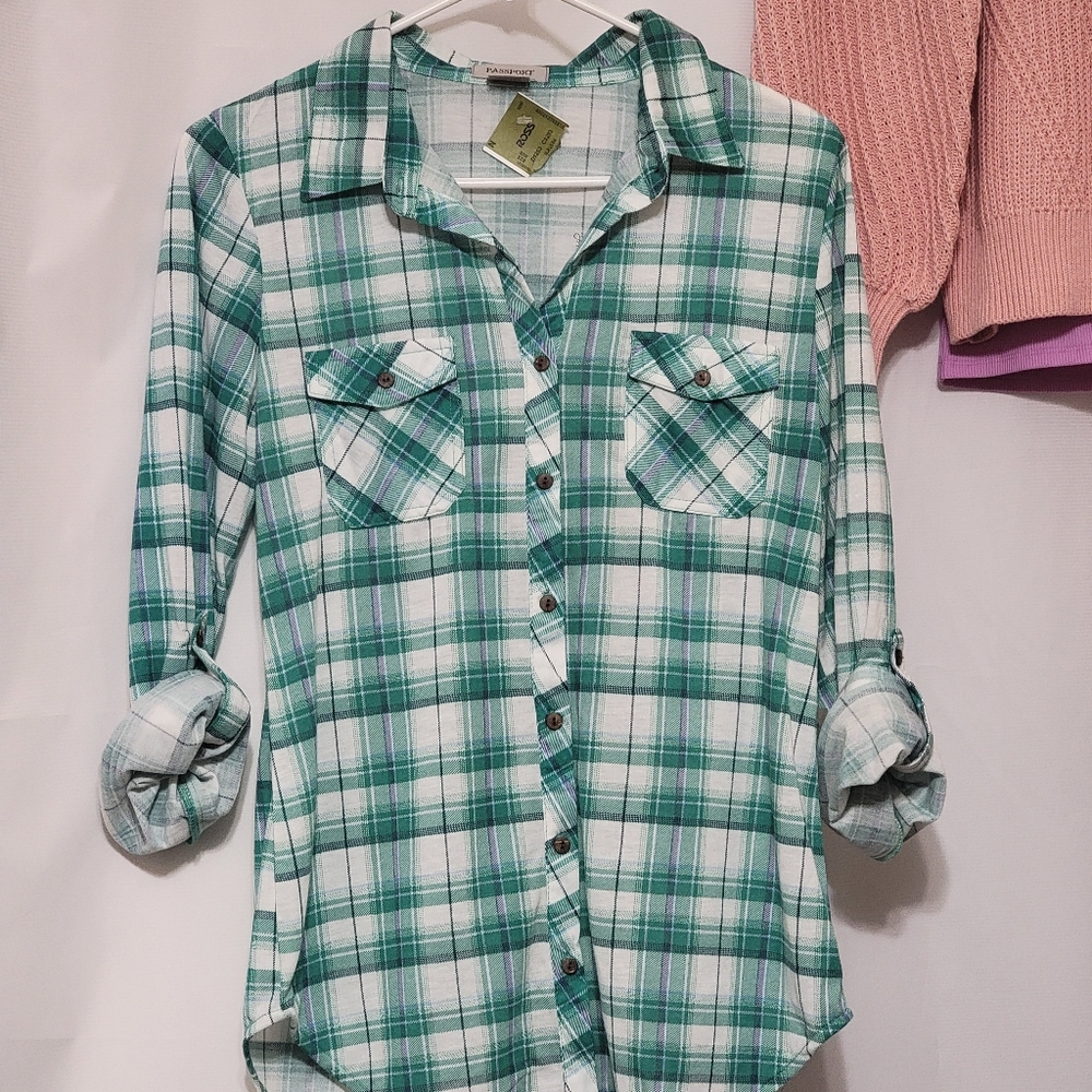 Passport size medium white and green 3/4 sleeve super soft top